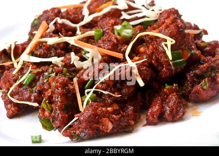 Paneer Tikka Kabab in roter Soße - ist ein indisches Gericht aus Häckchen mit in Gewürzen mariniertem Hüttenkäse, Chili Paneer Kabab, Paneer 65, würziges Cottage Stockfoto