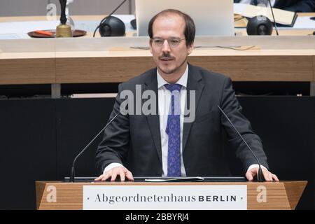 Berlin, Deutschland. April 2020. Benedikt Lux (die Linke) spricht auf der Plenarsitzung im Repräsentantenhaus. Kredit: Jörg Carstensen / dpa / Alamy Live News Stockfoto