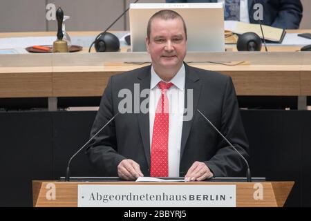 Berlin, Deutschland. April 2020. Andreas Wild (fraktionsloser Abgeordneter) spricht auf einer Plenarsitzung im Repräsentantenhaus. Kredit: Jörg Carstensen / dpa / Alamy Live News Stockfoto