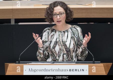 Berlin, Deutschland. April 2020. Ramona Pop (Bündnis90/die Grünen), Senatorin für Wirtschaft, spricht auf der Vollversammlung im Abgeordnetenhaus. Kredit: Jörg Carstensen / dpa / Alamy Live News Stockfoto