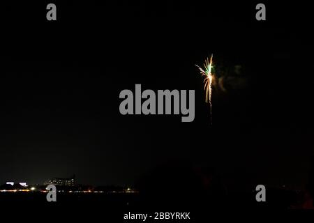 Buntes Feuerwerk in verschiedenen Farben über Nachthimmel Stockfoto