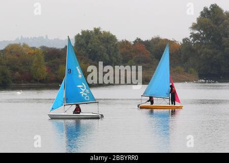 Bootstouren, Segeltörns, Segeltörns auf dem See. Fairlop Waters County Park, Barkingside, London Borough of Redbridge Stockfoto