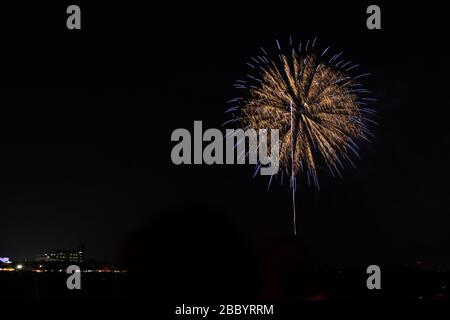 Buntes Feuerwerk in verschiedenen Farben über Nachthimmel Stockfoto