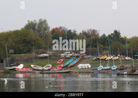 Bootstouren, Segeltörns, Segeltörns auf dem See. Fairlop Waters County Park, Barkingside, London Borough of Redbridge Stockfoto