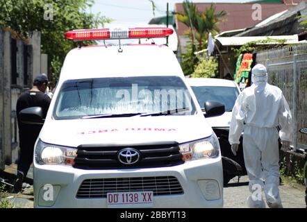 Makassar, Süd-Sulawesi, Indonesien. April 2020. Ein Gesundheitsarbeiter läuft in einer Siedlung, um die toten Opfer zu evakuieren, die als Covid-19 Patient Under Monitoring (PDP) in Makassar City, South Sulawesi Provinz, Indonesien, vermutet werden. Bis heute hat die indonesische Regierung die Daten zu Covid-19-infizierten Patienten auf 1.790 mit 170 Todesfällen aktualisiert. Gutschrift: Herwin Bahar/ZUMA Wire/Alamy Live News Stockfoto