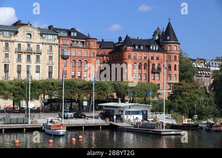 Skyline der Stadt Stockholm in Schweden. Strandvagen Waterfront im Stadtteil Ostermalm. Stockfoto