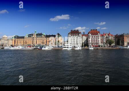 Skyline der Stadt Stockholm in Schweden. Strandvagen Waterfront im Stadtteil Ostermalm. Stockfoto