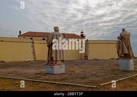 Steinstatuen von 3 portugiesischen Gouverneuren der Insel Sao Tome vor dem Sao Sebastiao Museum. Stockfoto