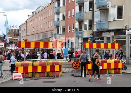 Linköping, Schweden - 25. AUGUST 2018: Anti Fahrzeug Barrieren an Stadsfest (Stadtfest) in Linköping, Schweden. Linkoping Stadsfest ist einer der größten ci Stockfoto