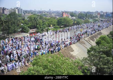 Tausende Menschen drängten sich, an einer Hefajat-e Islam-Kundgebung auf der Bangladesch-China Friendship Bridge in der Nähe von Postagola, Dhaka, Bangladesch teilzunehmen, wie sie a nannten