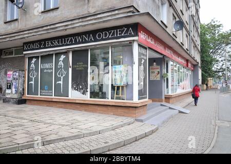 WROCLAW, POLEN - 11. MAI 2018: Secondhand-Modegeschäft in Wroclaw, Polen. Stockfoto