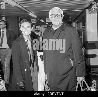 Der amerikanische Schauspieler Carrie Grant und seine Frau Barbara kamen 1983 am Flughafen Heathrow in London an. Stockfoto