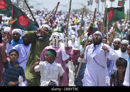 Tausende Menschen drängten sich, an einer Hefajat-e Islam-Kundgebung auf der Bangladesch-China Friendship Bridge in der Nähe von Postagola, Dhaka, Bangladesch teilzunehmen, wie sie a nannten