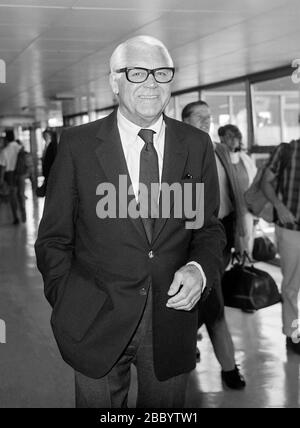 Der amerikanische Schauspieler Carrie Grant kam 1983 am Flughafen Heathrow in London an. Stockfoto