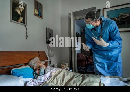 Mailand, Italien. April 2020. USCA Special Home Guard Medical Units ATS und General Practitioners helfen Patienten zu Hause, die mit COVID19 Coronavirus infiziert sind, während sie einer 88-jährigen Dame (Carlo Cozzoli/Fotogramma, Mailand - 2020-04-02) p.s. la Foto e' utilizzabile nel rispetto del contesto in cui e Stata scattata helfen, E senza intento diffamatorio del decoro delle perso rappresentate Credit: Independent Photo Agency Srl/Alamy Live News Stockfoto