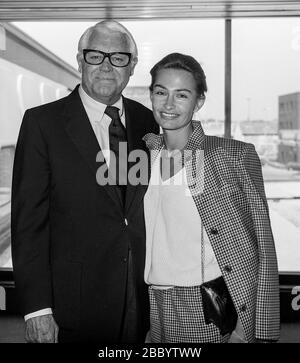 Der amerikanische Schauspieler Carrie Grant und seine Frau Barbara kamen 1983 am Flughafen Heathrow in London an. Stockfoto