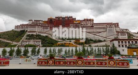 Panoramablick auf den Potala Palast - ein Herzstück des tibetischen buddhismus und eine große Touristenattraktion. Ein UNESCO-Weltkulturerbe. Stockfoto