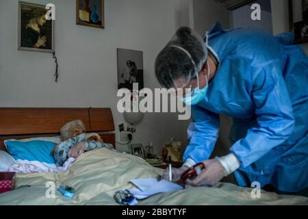 Mailand, Italien. April 2020. USCA Special Home Guard Medical Units ATS und General Practitioners helfen Patienten zu Hause, die mit COVID19 Coronavirus infiziert sind, während sie einer 88-jährigen Dame (Carlo Cozzoli/Fotogramma, Mailand - 2020-04-02) p.s. la Foto e' utilizzabile nel rispetto del contesto in cui e Stata scattata helfen, E senza intento diffamatorio del decoro delle perso rappresentate Credit: Independent Photo Agency Srl/Alamy Live News Stockfoto