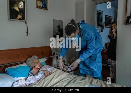 Mailand, Italien. April 2020. USCA Special Home Guard Medical Units ATS und General Practitioners helfen Patienten zu Hause, die mit COVID19 Coronavirus infiziert sind, während sie einer 88-jährigen Dame (Carlo Cozzoli/Fotogramma, Mailand - 2020-04-02) p.s. la Foto e' utilizzabile nel rispetto del contesto in cui e Stata scattata helfen, E senza intento diffamatorio del decoro delle perso rappresentate Credit: Independent Photo Agency Srl/Alamy Live News Stockfoto