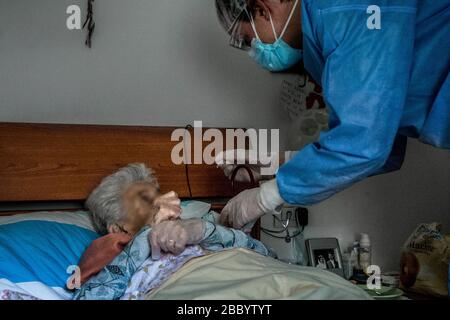 Mailand, Italien. April 2020. USCA Special Home Guard Medical Units ATS und General Practitioners helfen Patienten zu Hause, die mit COVID19 Coronavirus infiziert sind, während sie einer 88-jährigen Dame (Carlo Cozzoli/Fotogramma, Mailand - 2020-04-02) p.s. la Foto e' utilizzabile nel rispetto del contesto in cui e Stata scattata helfen, E senza intento diffamatorio del decoro delle perso rappresentate Credit: Independent Photo Agency Srl/Alamy Live News Stockfoto