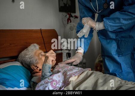 Mailand, Italien. April 2020. USCA Special Home Guard Medical Units ATS und General Practitioners helfen Patienten zu Hause, die mit COVID19 Coronavirus infiziert sind, während sie einer 88-jährigen Dame (Carlo Cozzoli/Fotogramma, Mailand - 2020-04-02) p.s. la Foto e' utilizzabile nel rispetto del contesto in cui e Stata scattata helfen, E senza intento diffamatorio del decoro delle perso rappresentate Credit: Independent Photo Agency Srl/Alamy Live News Stockfoto