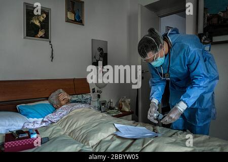 Mailand, Italien. April 2020. USCA Special Home Guard Medical Units ATS und General Practitioners helfen Patienten zu Hause, die mit COVID19 Coronavirus infiziert sind, während sie einer 88-jährigen Dame (Carlo Cozzoli/Fotogramma, Mailand - 2020-04-02) p.s. la Foto e' utilizzabile nel rispetto del contesto in cui e Stata scattata helfen, E senza intento diffamatorio del decoro delle perso rappresentate Credit: Independent Photo Agency Srl/Alamy Live News Stockfoto