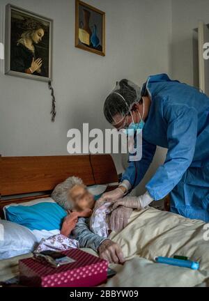 Mailand, Italien. April 2020. USCA Special Home Guard Medical Units ATS und General Practitioners helfen Patienten zu Hause, die mit COVID19 Coronavirus infiziert sind, während sie einer 88-jährigen Dame (Carlo Cozzoli/Fotogramma, Mailand - 2020-04-02) p.s. la Foto e' utilizzabile nel rispetto del contesto in cui e Stata scattata helfen, E senza intento diffamatorio del decoro delle perso rappresentate Credit: Independent Photo Agency Srl/Alamy Live News Stockfoto