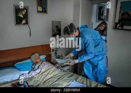 Mailand, Italien. April 2020. USCA Special Home Guard Medical Units ATS und General Practitioners helfen Patienten zu Hause, die mit COVID19 Coronavirus infiziert sind, während sie einer 88-jährigen Dame (Carlo Cozzoli/Fotogramma, Mailand - 2020-04-02) p.s. la Foto e' utilizzabile nel rispetto del contesto in cui e Stata scattata helfen, E senza intento diffamatorio del decoro delle perso rappresentate Credit: Independent Photo Agency Srl/Alamy Live News Stockfoto