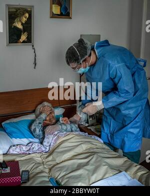 Mailand, Italien. April 2020. USCA Special Home Guard Medical Units ATS und General Practitioners helfen Patienten zu Hause, die mit COVID19 Coronavirus infiziert sind, während sie einer 88-jährigen Dame (Carlo Cozzoli/Fotogramma, Mailand - 2020-04-02) p.s. la Foto e' utilizzabile nel rispetto del contesto in cui e Stata scattata helfen, E senza intento diffamatorio del decoro delle perso rappresentate Credit: Independent Photo Agency Srl/Alamy Live News Stockfoto