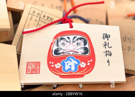 tokio, japan - 02. märz 2020: Shinto Holz-Ema-Tafeln, die mit der Gottheit Zen bodhidharma oder Daruma im Yushima-Tenmangu-Schrein von Tokio dekoriert sind, zelten Stockfoto