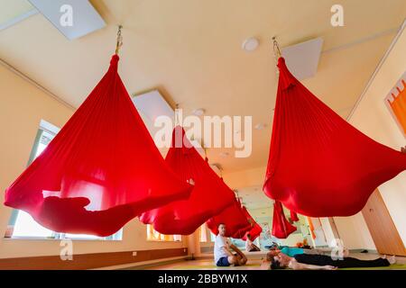 Aerial Yoga-Kurs wird durchgeführt Stockfoto