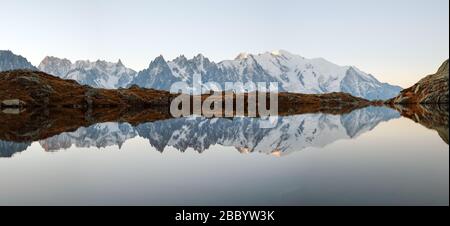 Malerisches Panorama auf den See Chesery (Lac De Cheserys) und die schneebedeckten Berge des Monte Bianco im Hintergrund, Chamonix, französische Alpen Stockfoto