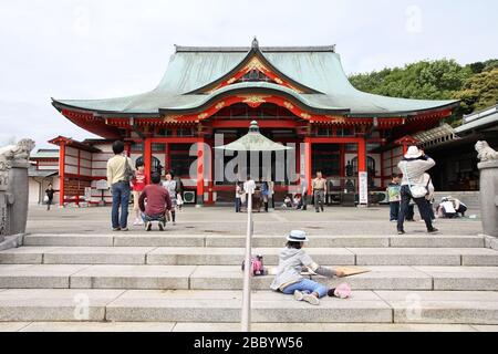 INUYAMA, JAPAN - 3. MAI 2012: Menschen besuchen den Narita-San-Tempel in Inuyama, Japan. Der buddhistische Tempel der Shingon-Sekte wurde 1953 eröffnet. Stockfoto