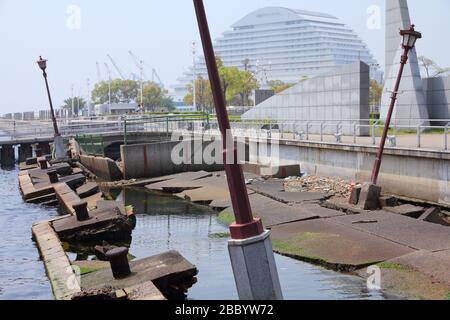 KOBE, JAPAN - 24. APRIL 2012: Die Menschen besuchen die zerstörte Meriken Wharf in Kobe. Es wurde 1995 durch das große Hanshin-Erdbeben beschädigt und ist erhalten Stockfoto