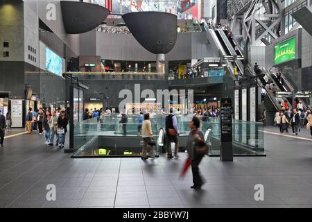 KYOTO, Japan - 18 April 2012: Reisende beeilen am Kyoto Bahnhof in Kyoto, Japan. Es ist Japan der zweitgrößte Bahnhof Gebäude. Das Gebäude ist rec Stockfoto