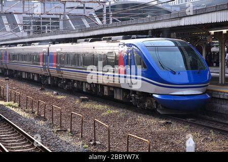 Kyoto, JAPAN - 18. APRIL 2012: Reisende steigen an Bord des Bahnhofs Kyoto in Kyoto, Japan. Es ist Japans zweitgrößter Bahnhof. Das Gebäude ist aus jüngster Zeit Stockfoto