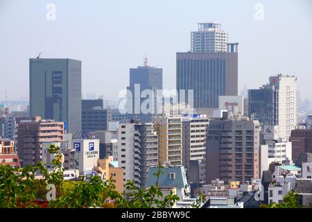 KOBE, JAPAN - 24. APRIL 2012: Blick auf die Skyline von Kobe, Japan. Kobe ist mit 1,5 Millionen Einwohnern die sechtgrößte Stadt Japans. Stockfoto