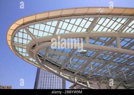 Nagoya, JAPAN - 28. APRIL 2012: Busbahnhof und Einkaufszentrum OASIS 21 in Nagoya, Japan. Nagoya ist die viertgrößte Stadt Japans mit Einwohnern von Stockfoto