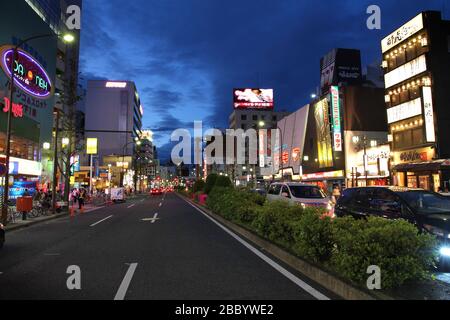 Nagoya, JAPAN - 3. MAI 2012: Straßenblick am Abend in der Innenstadt von Nagoya, Japan. Mit knapp 9 Millionen Menschen ist Nagoya die drittgrößte Metropolregion i Stockfoto