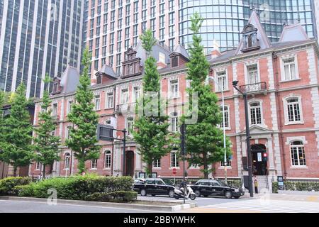 Tokio, JAPAN - 9. MAI 2012: Mitsubishi Ichigokan Museum im Bezirk Marunouchi, Tokio. Das Kunstmuseum im Queen-Anne-Stil wurde 2010 eröffnet. Stockfoto