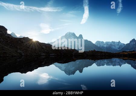 Unglaubliche Aussicht auf klares Wasser und Himmel Reflexion über Chesery See (Lac De Cheserys) in Frankreich Alpen. Monte Bianco Berge im Hintergrund. Landschaftsfotografie, Chamonix. Stockfoto