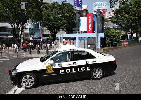 TOKIO, JAPAN - 11. MAI 2012: Polizeiwagen in Shibuya Ward, Tokio. In Japan gibt es etwa 289.000 Polizisten. Stockfoto