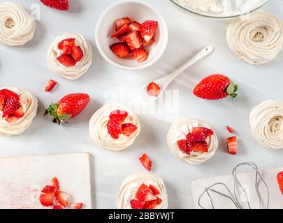 Erdbeere pavlova Kuchennester, Meringue Dekoration auf einem Tisch Stockfoto