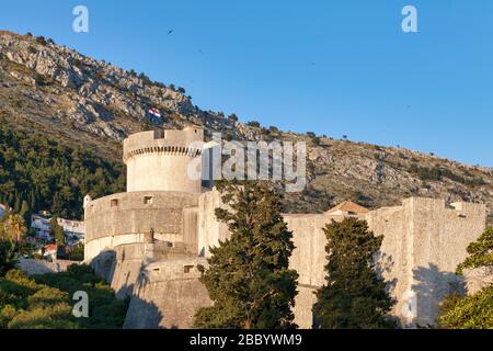 Die Festung Minceta ist eine der vier Festungen der Stadtmauern von Dubrovnik in Kroatien. Stockfoto