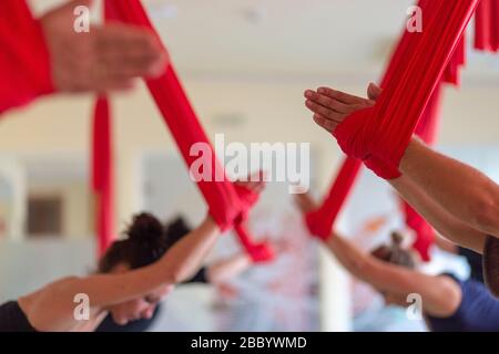 Aerial Yoga-Kurs wird durchgeführt Stockfoto