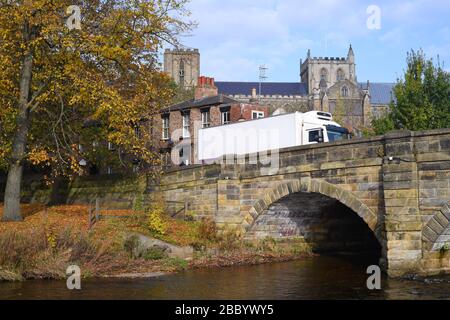 Der Lastwagen, der über den Fluss fuhr, rutschte mit der kathedrale von ripon in der Ferne, nördlich yorkshire united Kingdom Stockfoto