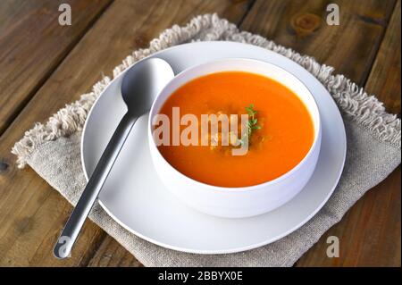Eine Schüssel köstlicher, herzhafter hausgemachter Linsensuppe. Typisch marokkanische Küche. Ramadan-Konzept. Stockfoto