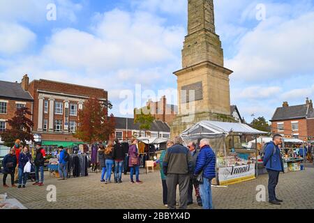 Menschen, die in ripon Market Square yorkshire united Kingdom einkaufen Stockfoto