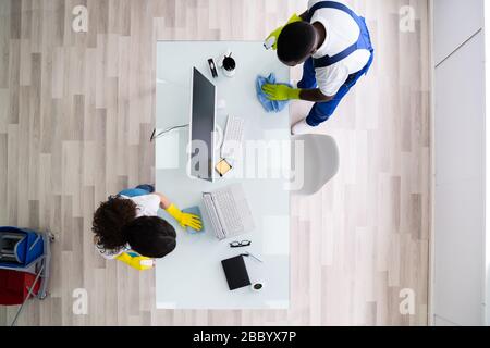 Reinigungsgeräte Reinigen Computer Büro Schreibtisch. Ansicht Mit Hohem Winkel Stockfoto