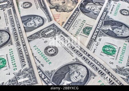 Der Hintergrund der US-Dollar-Rechnungen ist auf dem Tisch verstreut Stockfoto
